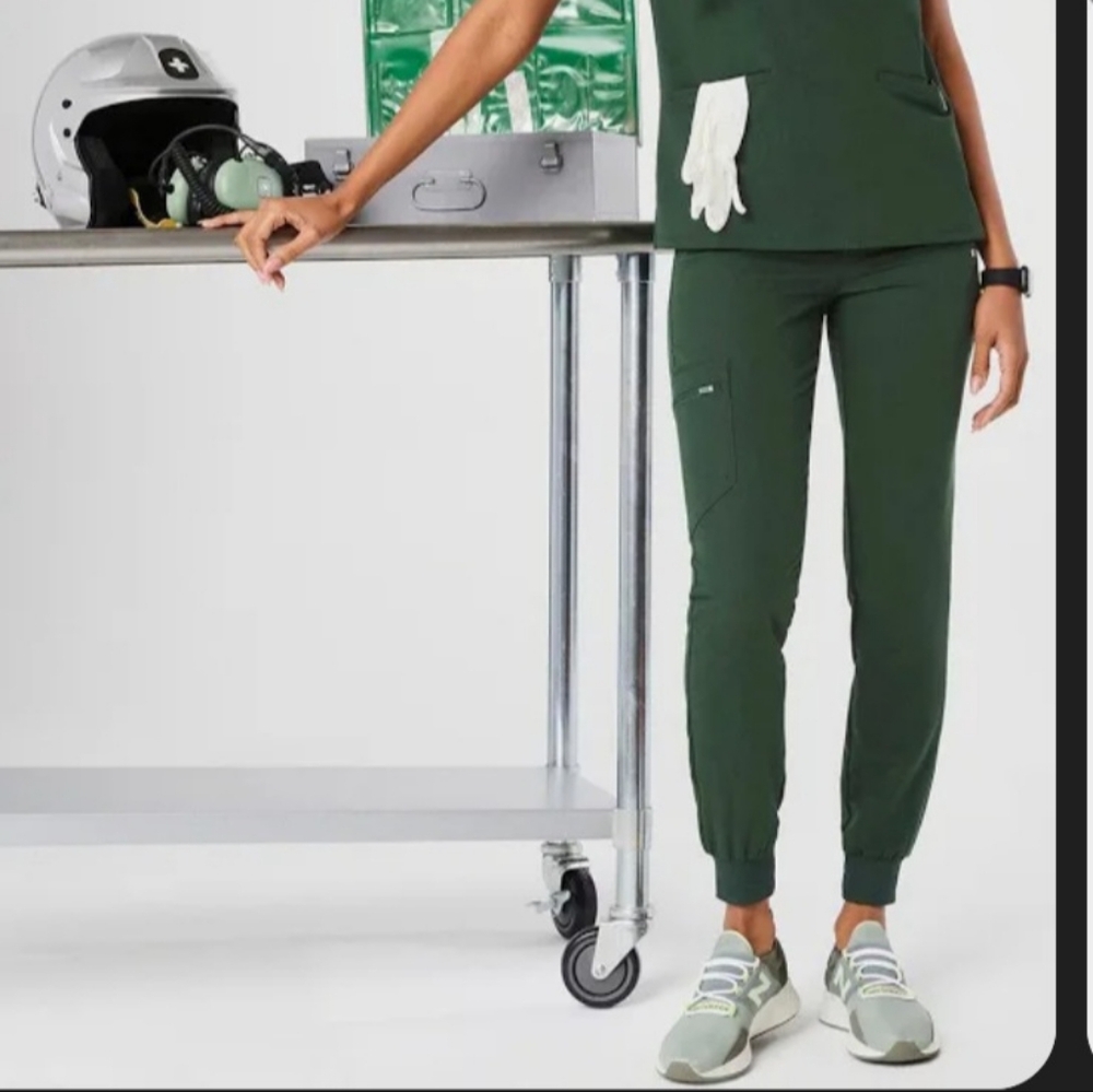 Women's Green Jogger Pants And 3 Pocket CASMA SCRUB TOP